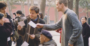 laowai´s handing over new year cards to ordinary chinese in the yuetan park