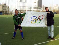 showing up the signatures laowai left on the olympic flag