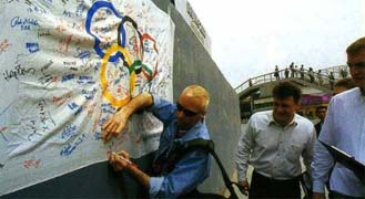 laowai signs up the flag