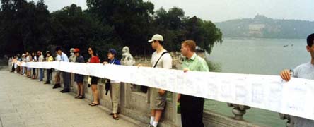 laowai stand  on the 17 acre bridge